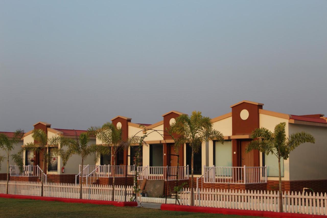 Flamingo Club And Resort Una 3 Km Away From Diu Check Post Exterior photo