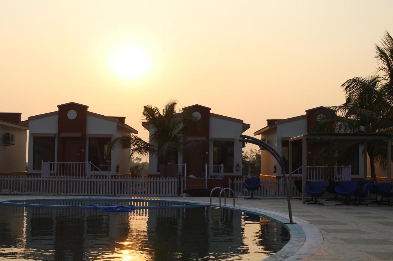 Flamingo Club And Resort Una 3 Km Away From Diu Check Post Exterior photo